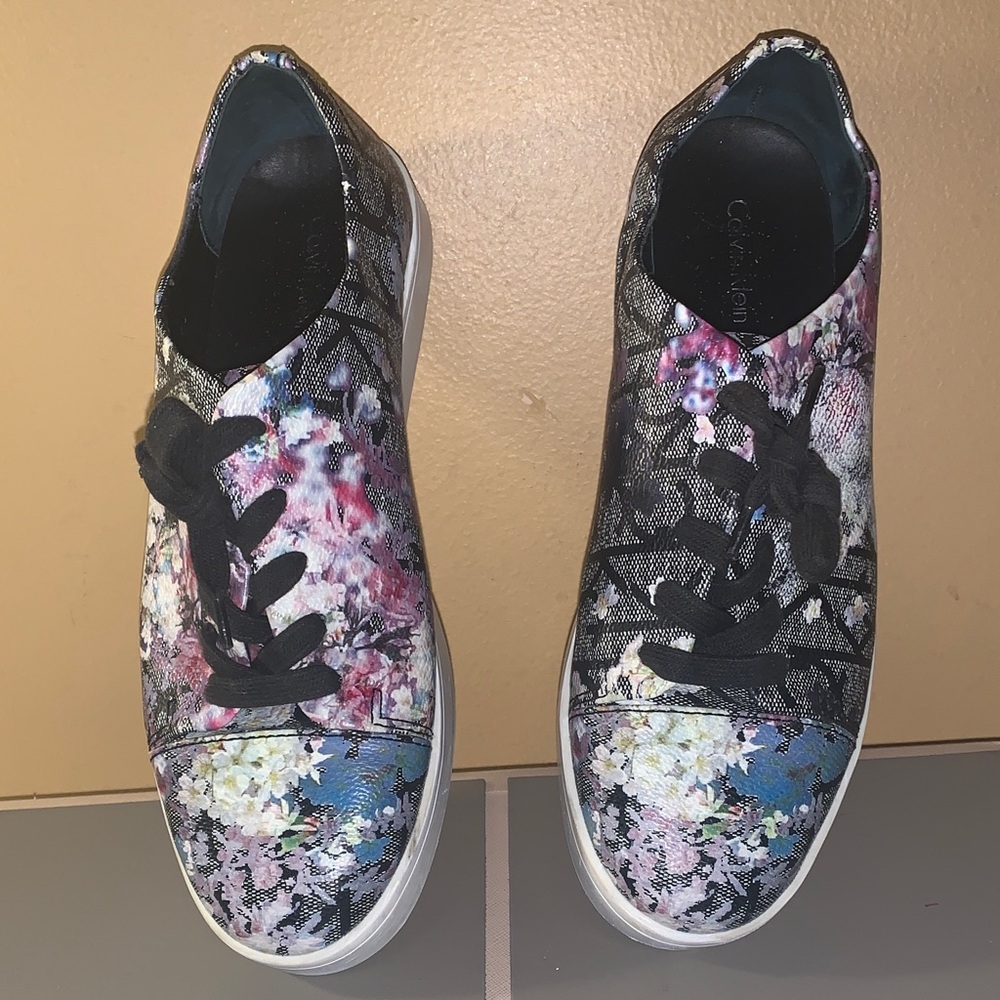 🪢 Calvin Klein Women's Floral Lace-Up Sneakers - Black and Multicolor 8